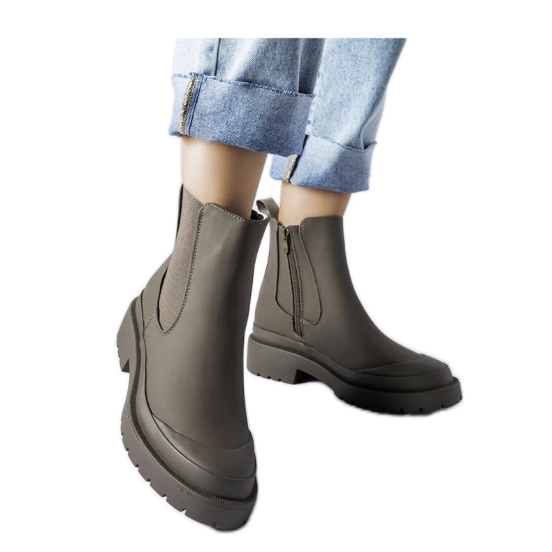 Zöld cuccok és női bokacsizmák