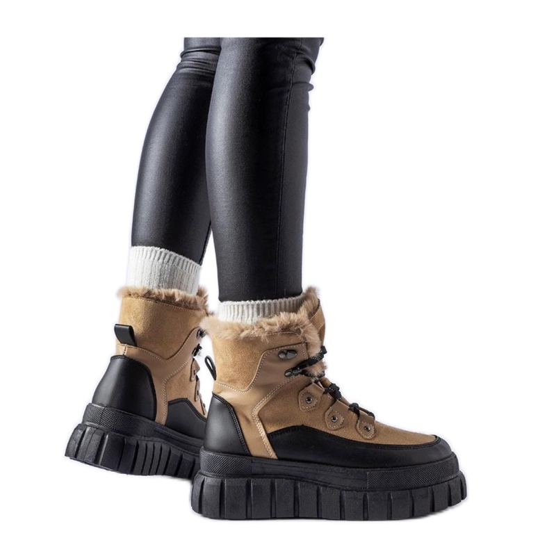 Bézs színű csizma masszív talpon