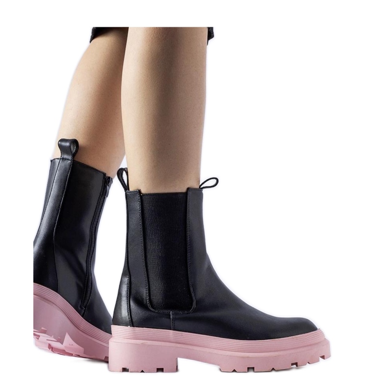 Fekete csizma rózsaszín talppal