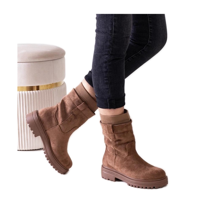 Barna bebújós bokacsizma zoknival