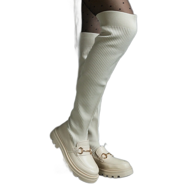 Világos bézs csizma rugalmas felsőrésszel és lapos sarokkal