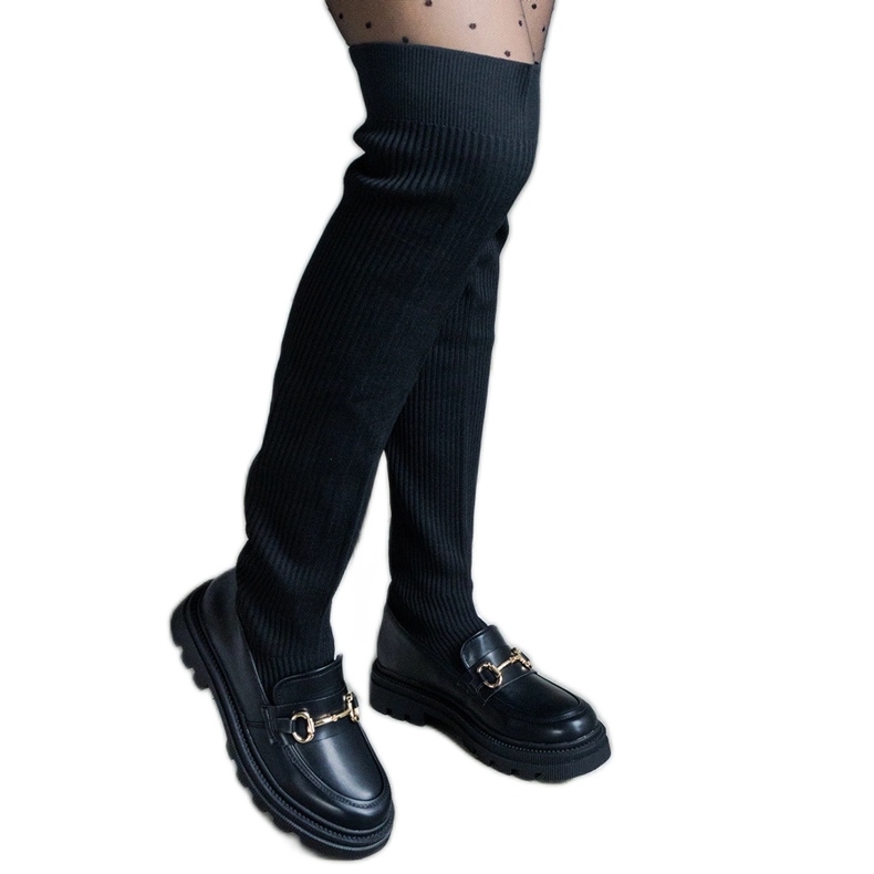 Fekete csizma rugalmas felsőrésszel és lapos sarokkal