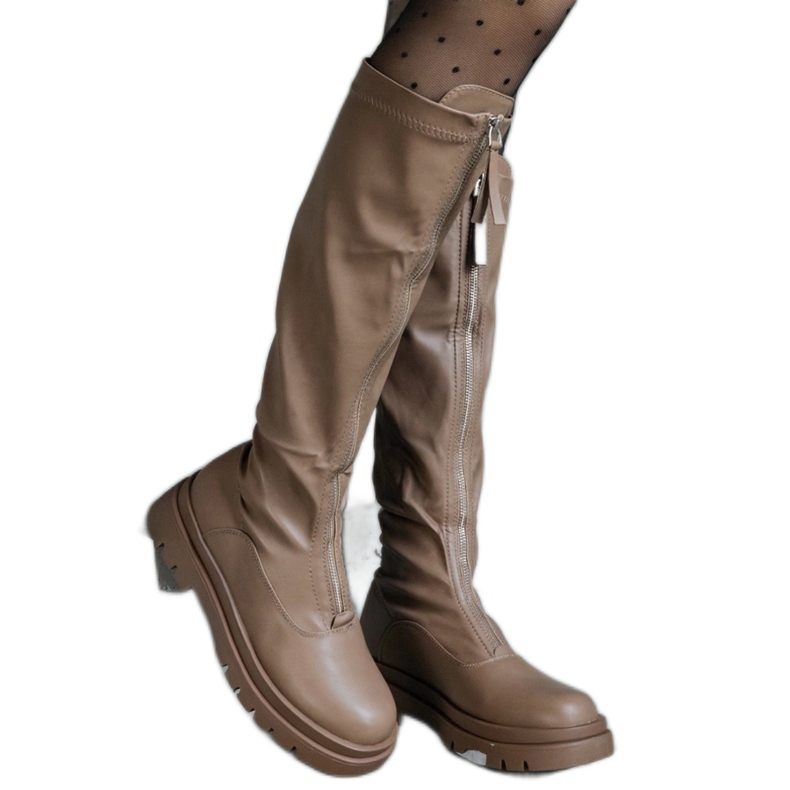 Barna színű ökobőr csizma, lapos sarkú, cipzárral díszítve Barna színű ökobőr csizma, lapos sarkú, cipzárral díszítve