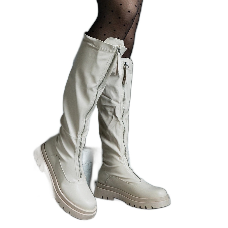 Bézs színű ökobőr csizma, lapos sarkú, cipzárral díszítve