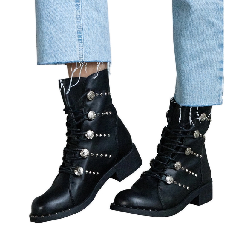 Fekete fűzős bokacsizma szegecsekkel díszítve