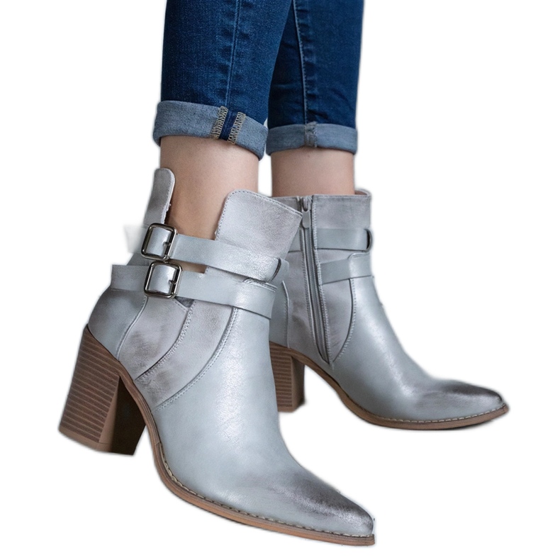 Ezüst magas sarkú bokacsizma kivágással díszítve