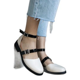 Bézs színű balettlapos csattal