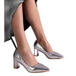 Ezüst fémszivattyúk az oszlopon