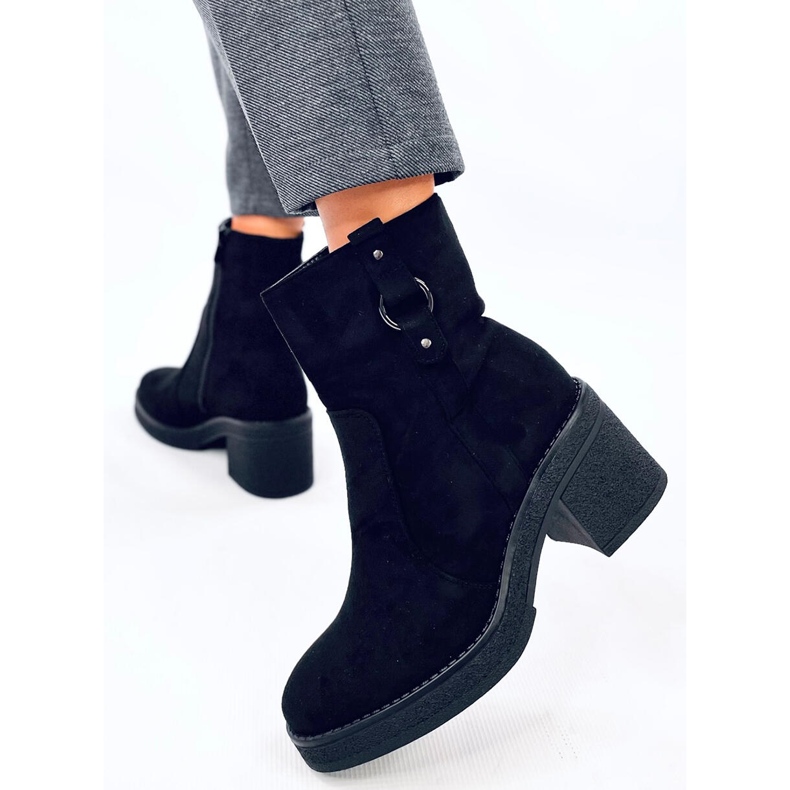 Fekete széles sarkú csizma