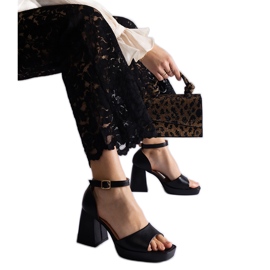 Fekete női szandál egy hatalmas sarkon