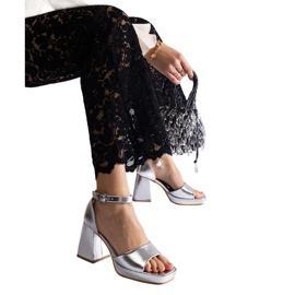 Ezüst női szandál hatalmas fém sarokkal