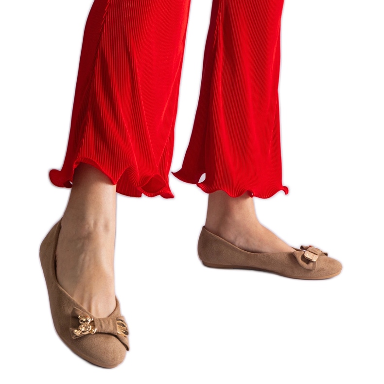 Bézs balettlakások masnival és brosssal díszítve