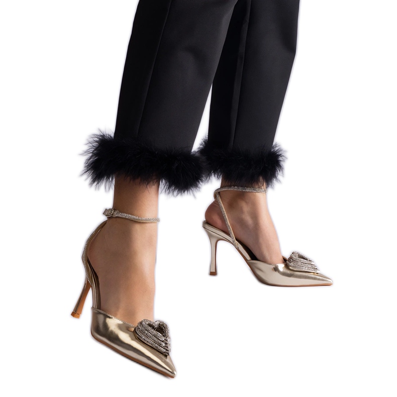 Arany magassarkú nyitott sarokkal, cirkóniákkal díszítve aranysárga