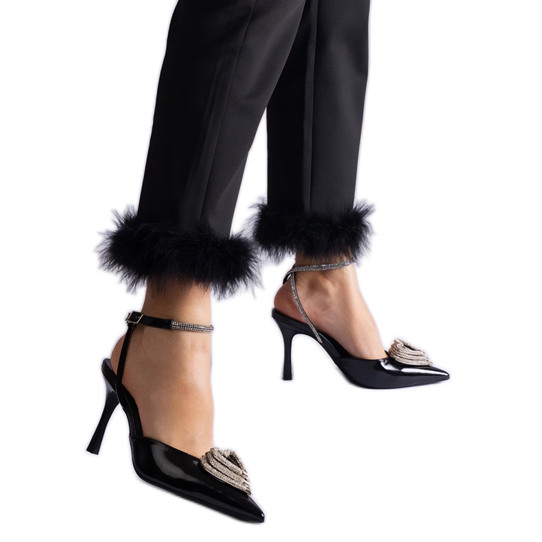 Fekete magassarkú, nyitott sarokkal, cirkóniákkal díszítve