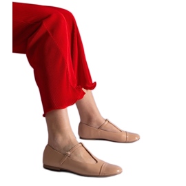 Bézs színű, patentos orrú balettlapos, csattal rögzítve