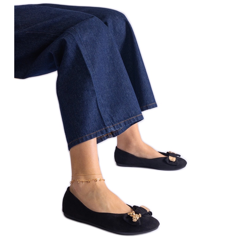 Fekete balett lakások masnival és brosssal díszítve