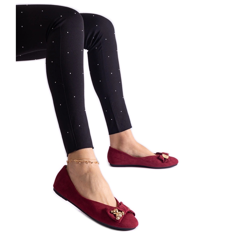 Bordó balettlakások masnival és brosssal díszítve piros