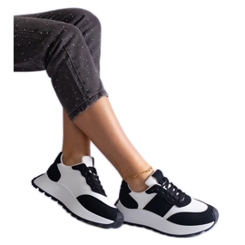 Fekete cipők a platformon