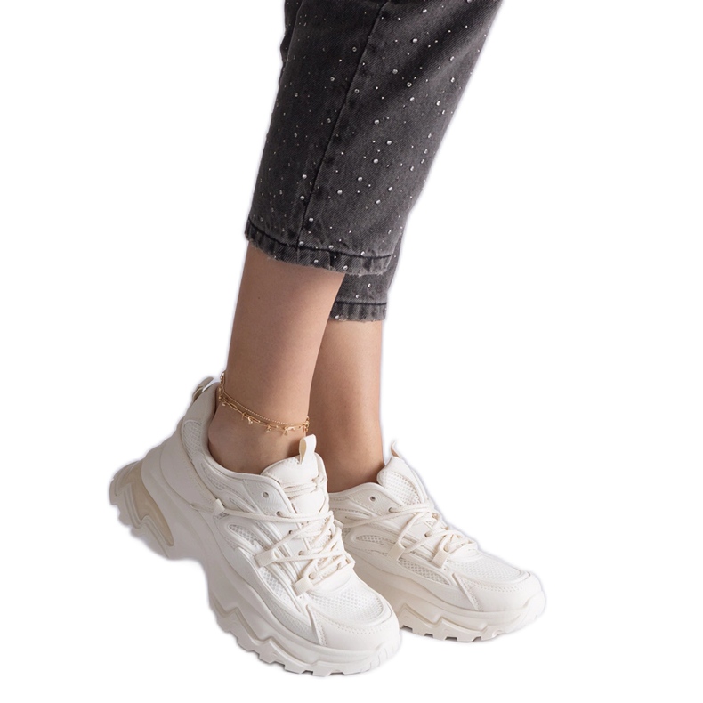 Bézs sport cipők egy hatalmas talpon