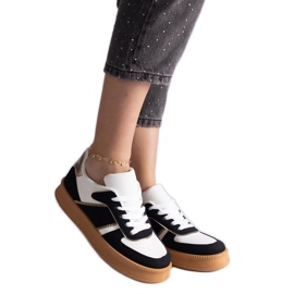 A platformon fekvő fekete cipők