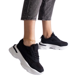 Fekete tornacipő vastag talppal