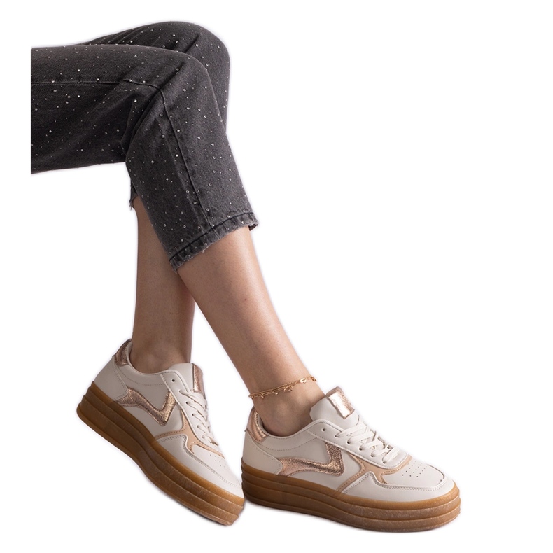 Bézs színű tornacipő gumitalppal