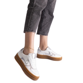 Fehér és ezüst színű tornacipő gumi talppal