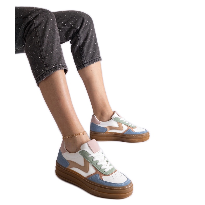 Kék tornacipő gumi talppal