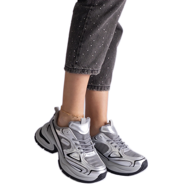 Ezüst színű tornacipő masszív talppal