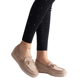 Bézs női mokaszinok öko velúr egy lánccal