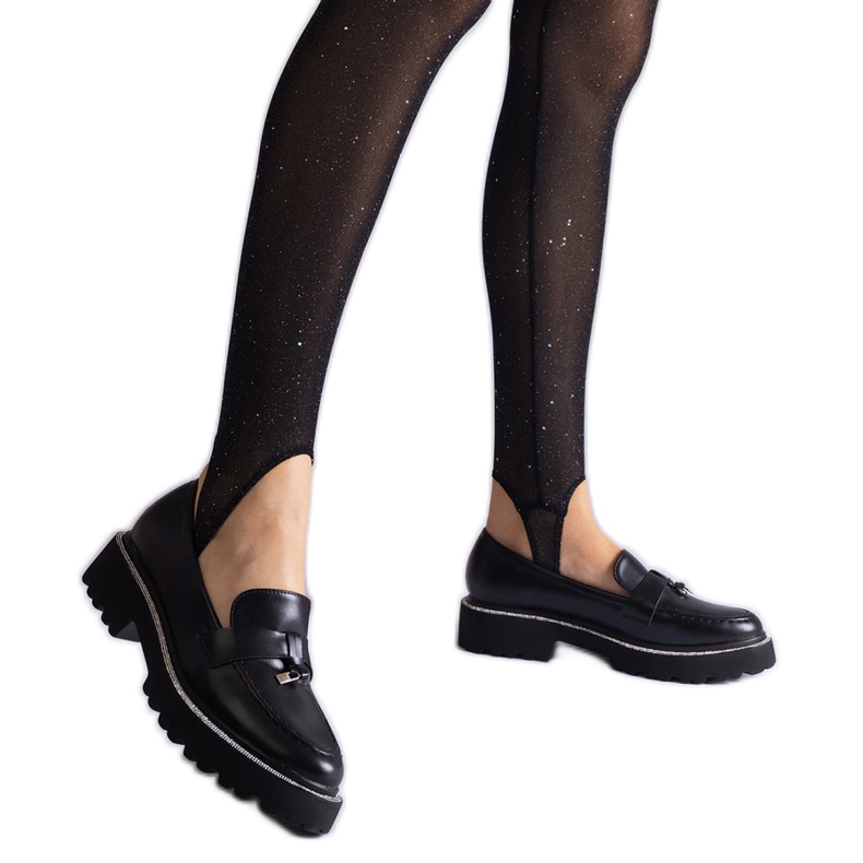 Fekete cipők öko bőrrel díszes