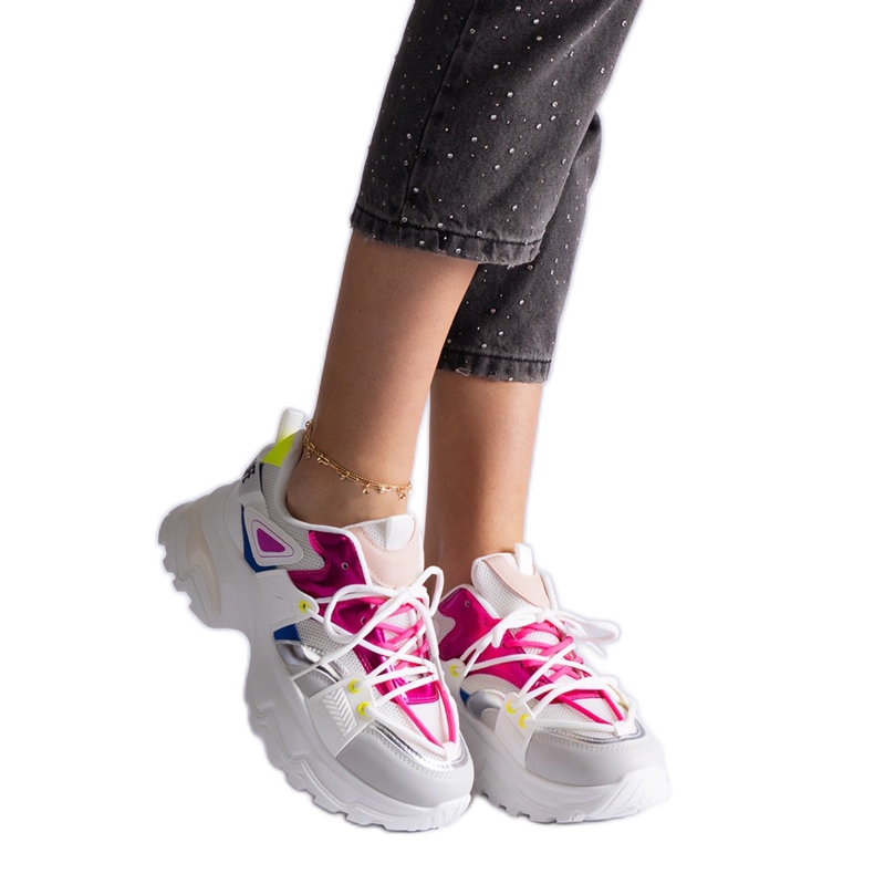 Fehér és rózsaszín sportcipő