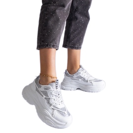 Fehér tornacipő csillogó betétekkel Fehér tornacipő csillogó betétekkel