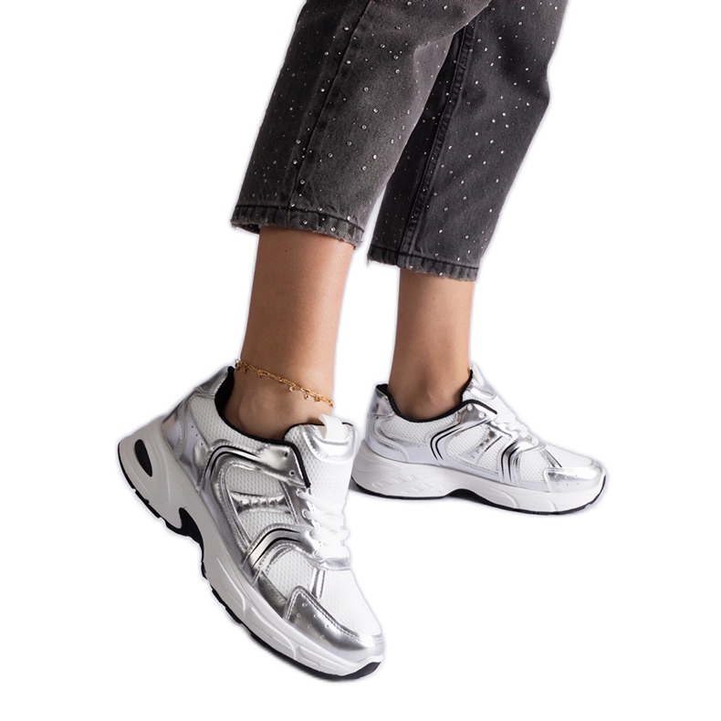 Női fehér és ezüst cipők