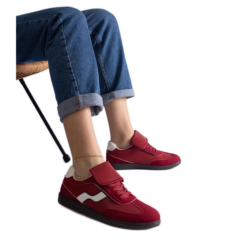 Piros, alacsony fűzős tornacipő