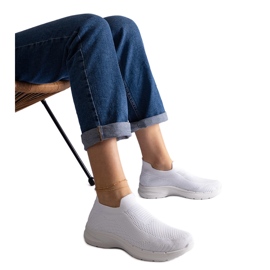 Fehér felbújós sportcipő