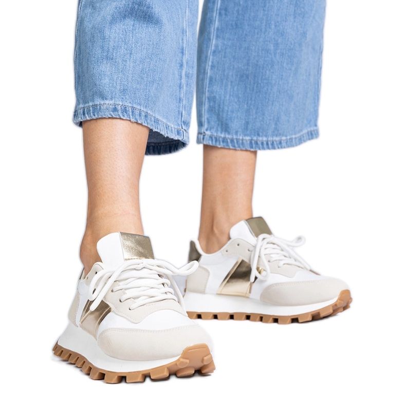 Bézs színű tornacipő látható védővel