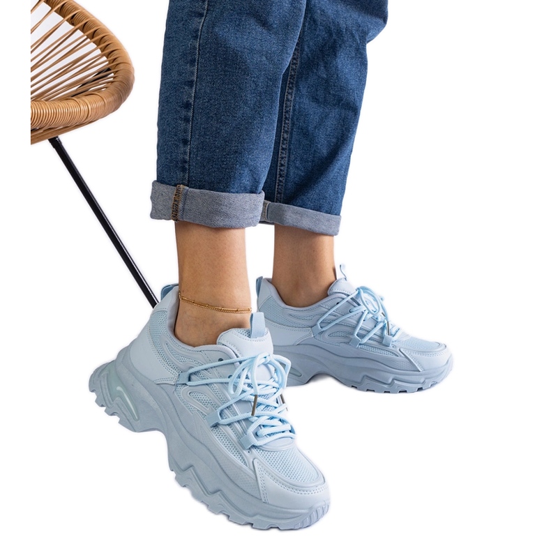 Kék sportcipő masszív talppal