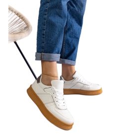 Fehér fűzős tornacipő emelvényes Fehér fűzős tornacipő emelvényes