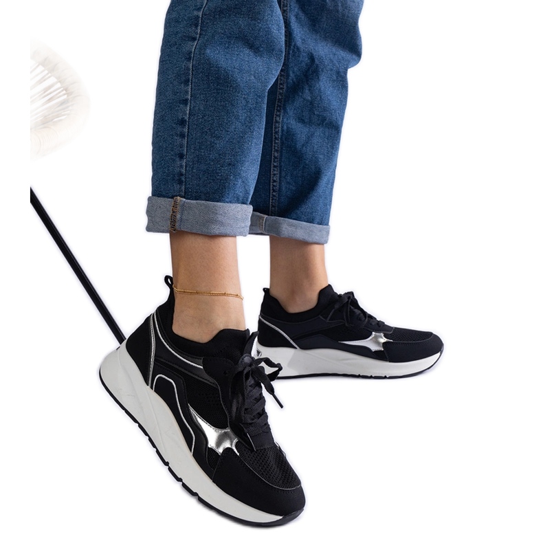 Fekete női sportcipő