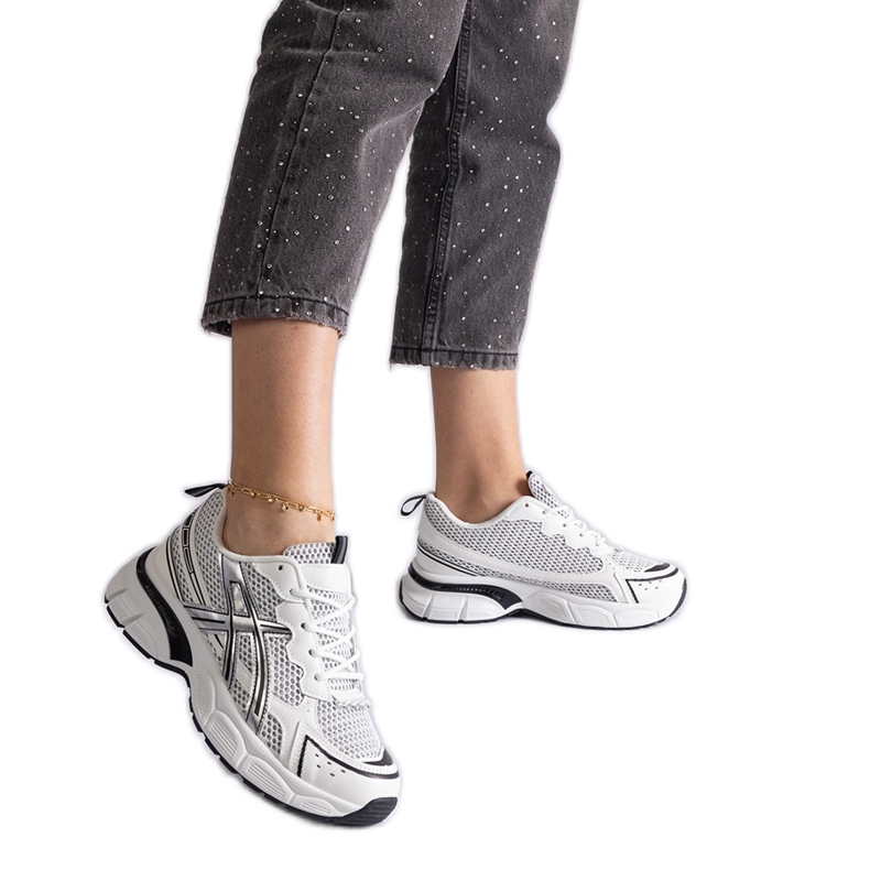 Fekete női sportcipő fehér