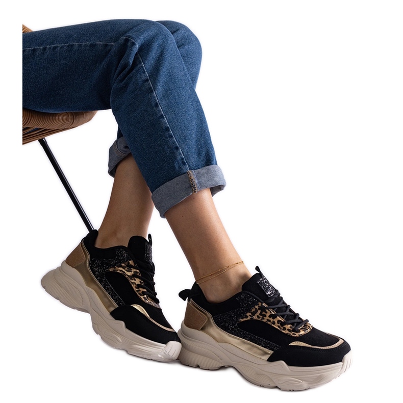 Fekete tornacipő csillogó betétekkel