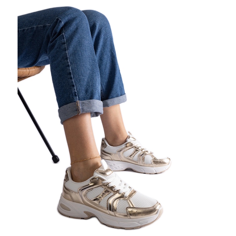 Fehér és arany sportcipő aranysárga