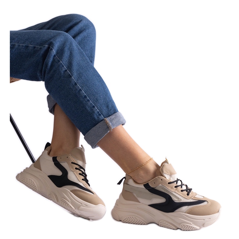 Bézs és fekete színű női tornacipő