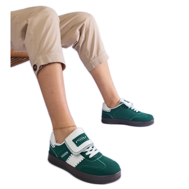 Zöld cipők a platformon varrással