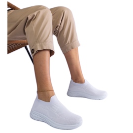 Fehér felbújós sportcipő