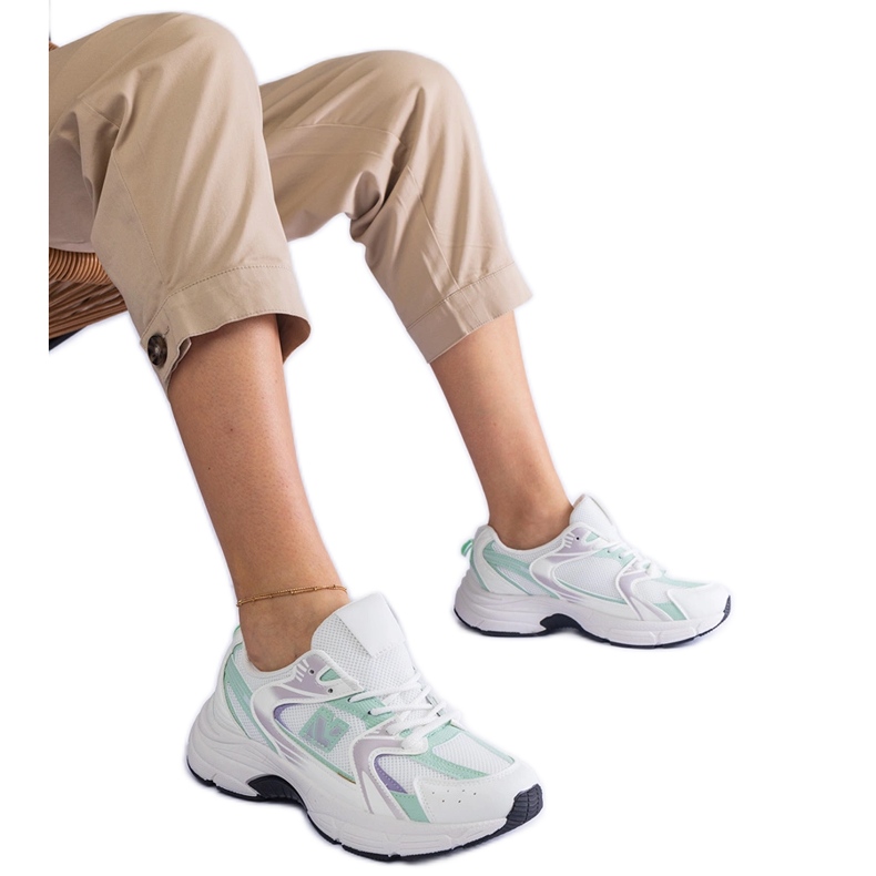 Fehér és zöld klasszikus sportcipő