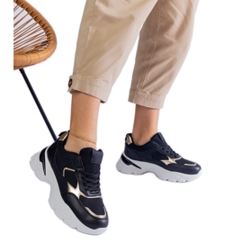 Fekete tornacipő masszív talpon