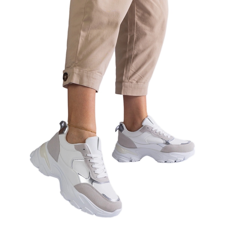 Fehér tornacipő masszív talpon