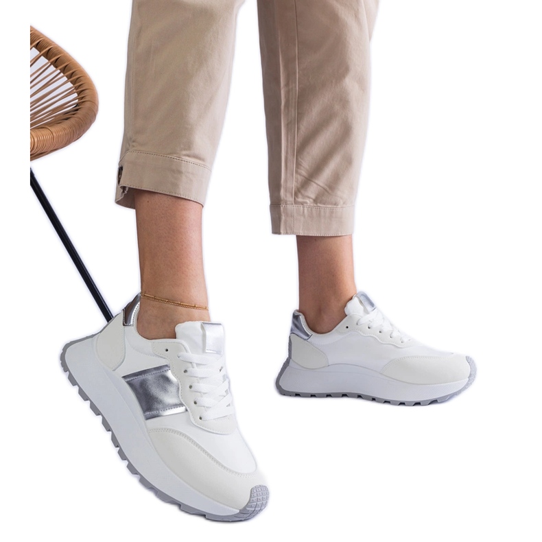 Fehér tornacipő a platformon